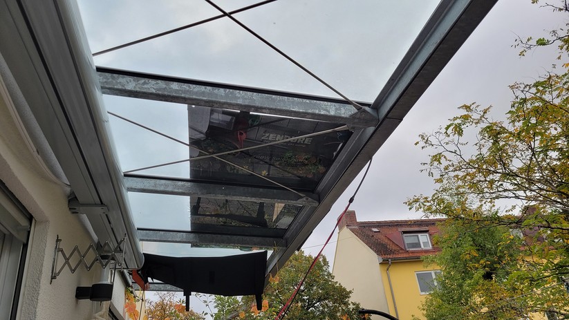 Zendure Superbase V 6400: Das große Solarpanel mit 400 Watt passt nicht auf jeden Balkon. Trotz ungünstiger Positionierung liefert es im Test knapp 230 Watt.