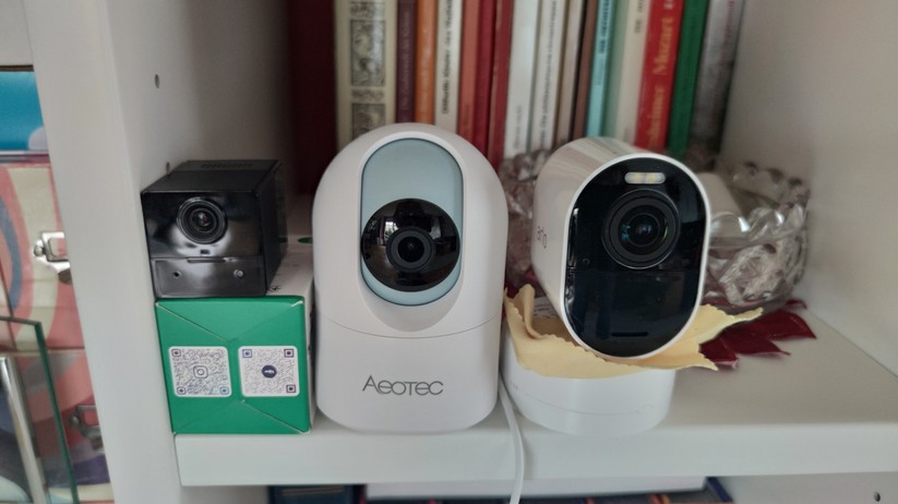 Ezviz BC2: Im Vergleich zur Aeotec und zur Arlo (rechts) fällt die BC2 sehr kompakt aus.