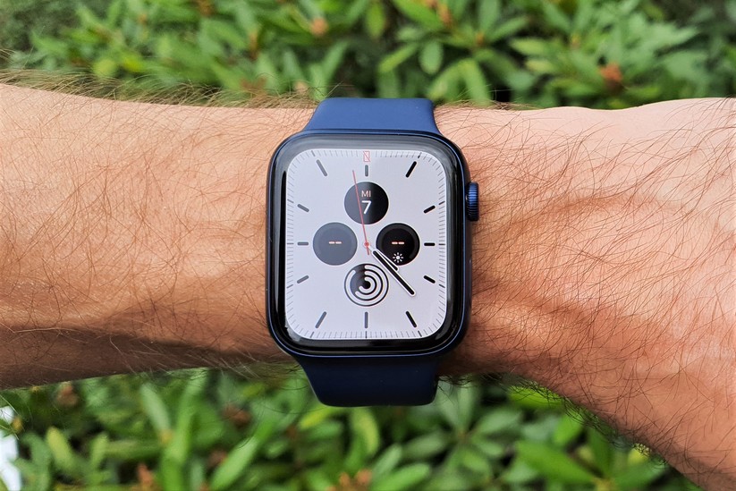 Die Apple Watch 6 liegt flach auf der Haut, das Display ist auch im Freien perfekt ablesbar.