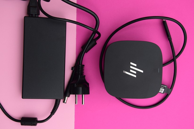 Dock und Stromadapter machen es etwas zu groß für die meisten Laptop-Taschen. 