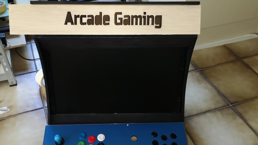 Arcade-Automaten im Retro-Look: Die Buchstaben haben wir mit dem Laser ausgeschnitten.