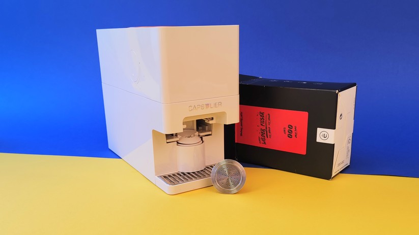 Der Capsulier Lite soll Nespresso-kompatible Kapseln einfach und sauber befüllen. 