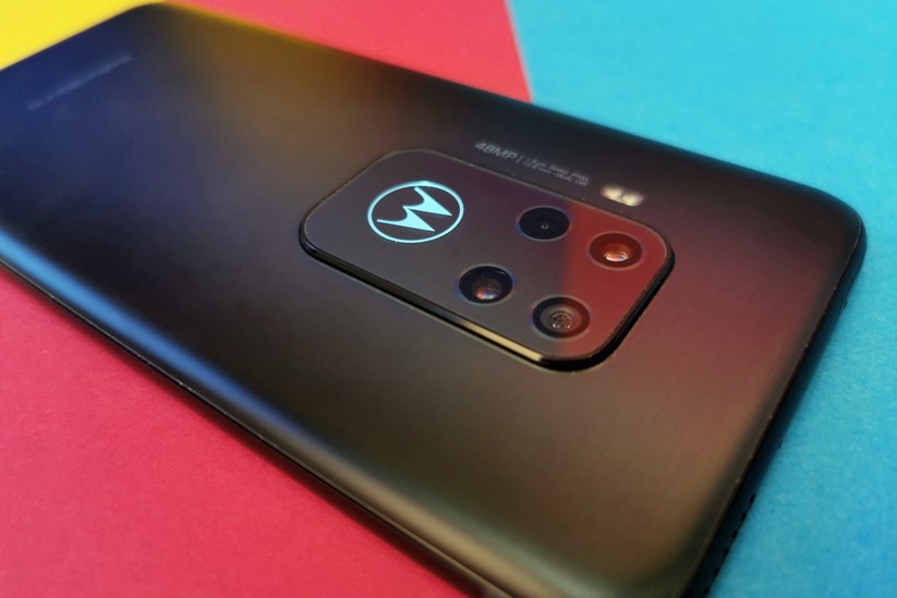 Kameramodul mit leuchtendem Motorola-Logo