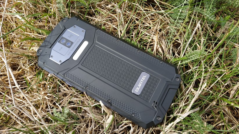 Das Gehäuse des Oukitel WP2 besteht aus stabilem Kunststoff.