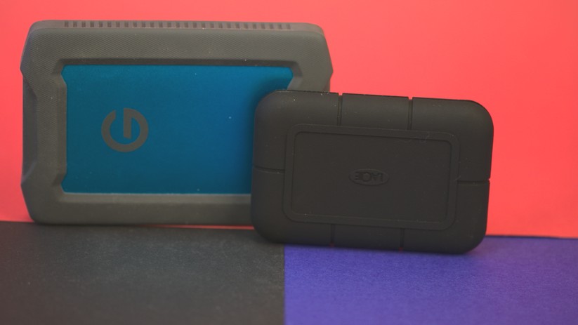 Wer seine externen Festplatten jeden Tag im Rucksack dabei hat, der sollte eine besonders geschützte Variante (links) wählen oder gleich zu Flash-basierten Speichern (rechts) greifen. 