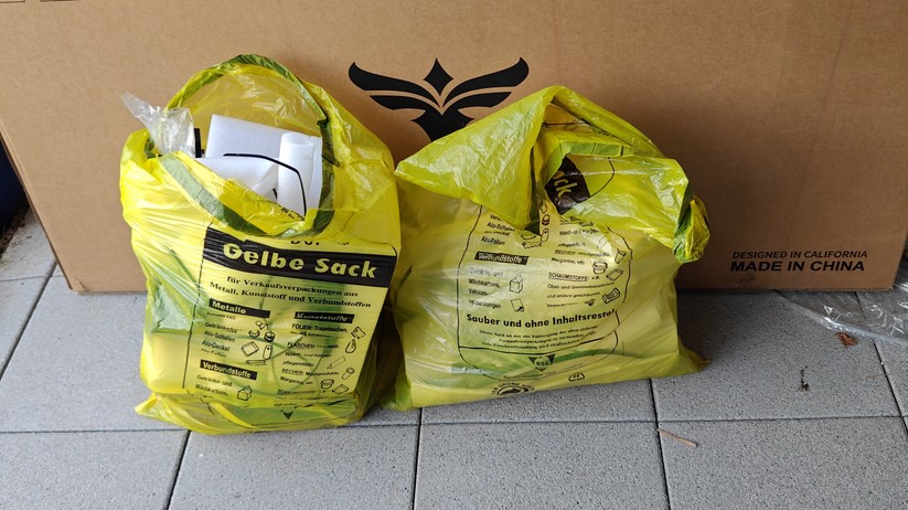  Das Verpackungsmaterial füllt fast zwei Gelbe Säcke.