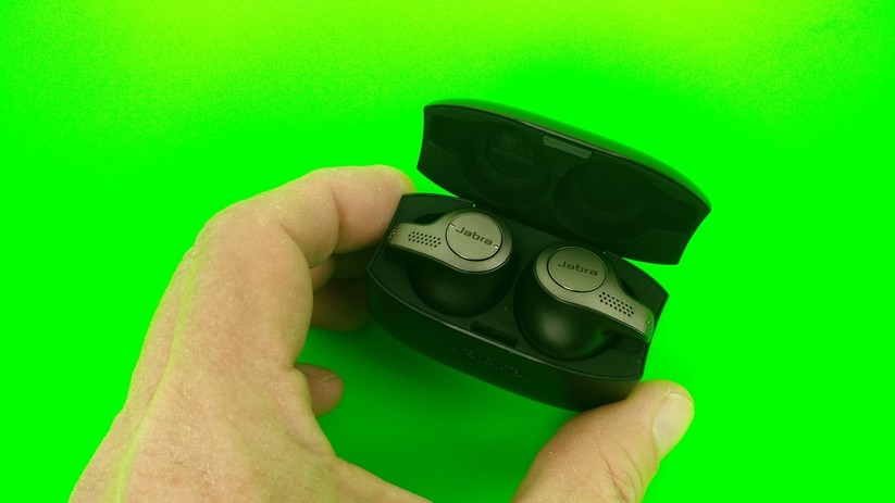 Sowohl Ladebox als auch die Ohrstöpsel sind kompakt.