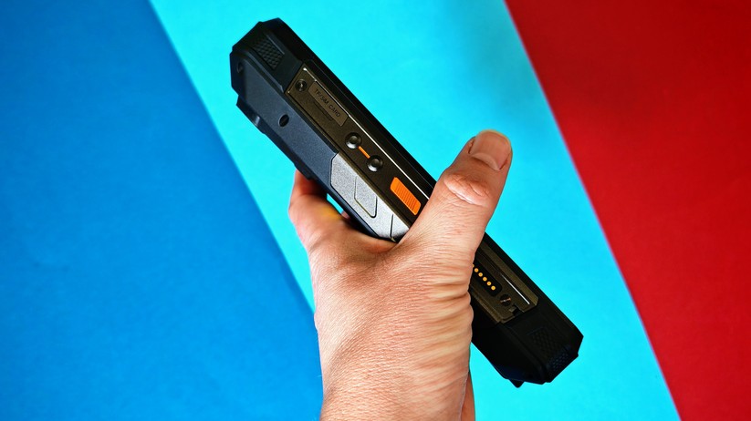  Outdoor-Handy mit Beamer, Nachtsichtkamera und XXL-Akku 