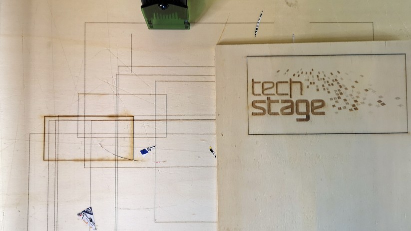 Eine Unterlage schützt den Tisch und erleichtert das Positionieren der Werkstücke.
