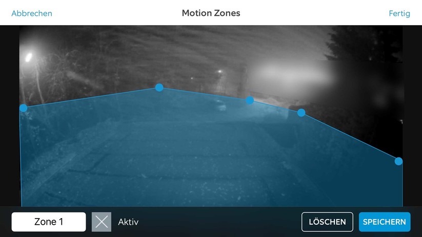 Per Drag & Drop kann man Bereiche markieren, in denen die Video-Aufzeichnung auf Bewegung reagieren soll. Das Bild haben wir weichgezeichnet, da im Original öffentlicher Raum zu sehen ist, den man nicht überwachen darf. Dank Kugelkopf an der Kamera lässt sie sich aber so ausrichten, dass sie nun nur noch aufs private Grundstück zeigt.
