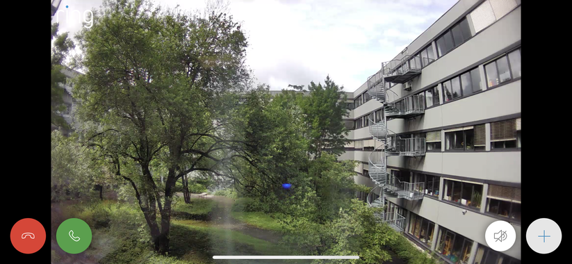 Die Ring-Kamera sollte nicht vor einer Scheibe positioniert werden, sonst reflektiert die Status-LED im Bild.