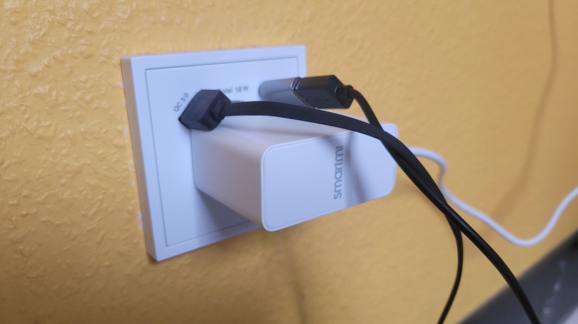 Smartmi Luftreiniger E1: Das Netzteil fällt kompakt aus und stört nicht die USB-Ausgänge der Steckdose.
