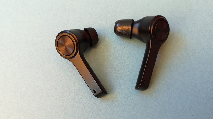 Links der originale Aufsatz, rechts das Schaumstoffpolster.