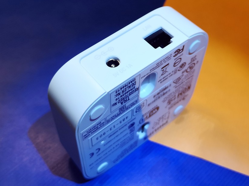 Die Hue-Bridge verknüpft WLAN und Zigbee. Sie wird per LAN am Router angeschlossen. 