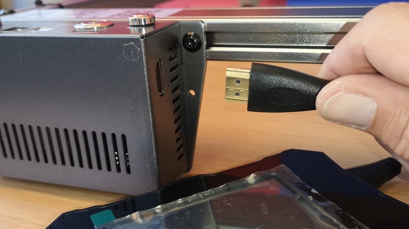 Der Touchscreen wird per HMDI-Kabel am Mainboard angeschlossen.