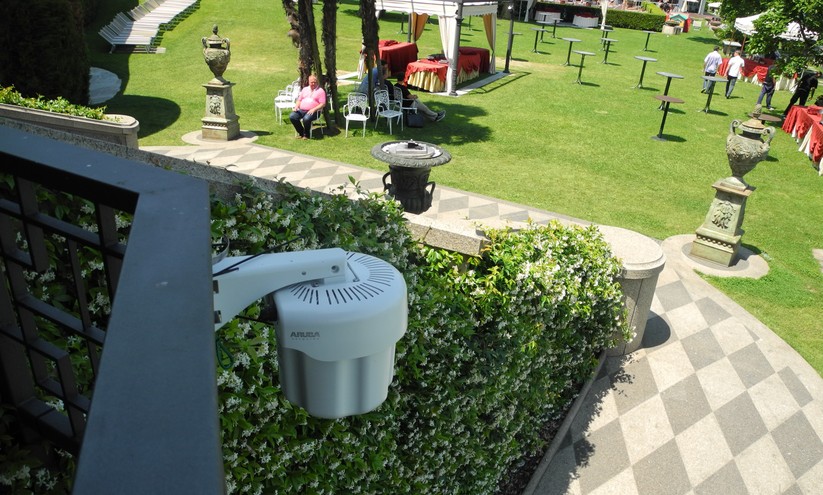 Hewlett Packard Enterprise Aruba hat als einer der Ersten gezeigt, dass Outdoor-APs im Design einer Straßenlampe nicht immer hässlich aussehen müssen (Bild: Harald Karcher).