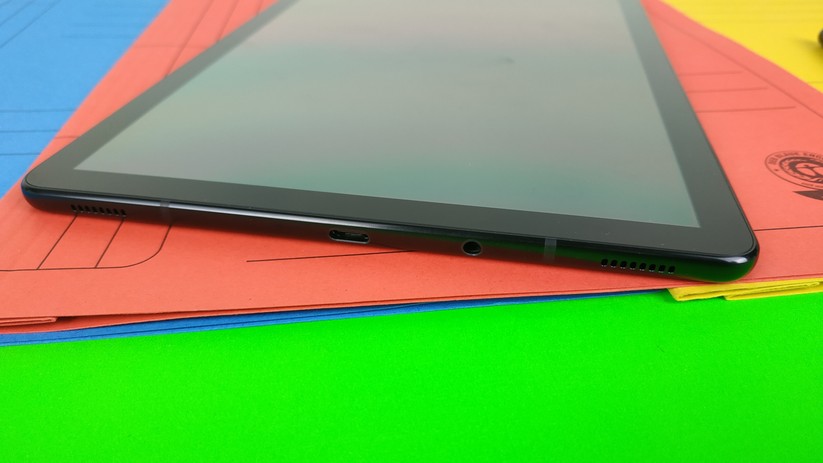Neben einem USB-Typ-C-Anschluss und einer Kopfhörerbuchse hat das Tab S4 insgesamt vier Lautsprecher.
