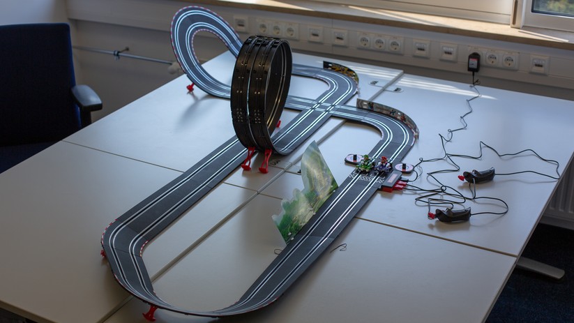 Nach dem Aufbau benötigt die Carrera Bahn einiges an Platz. 