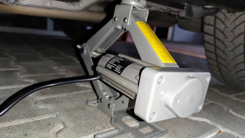 Elektrischer Scherenwagenheber von Lescars im Einsatz.