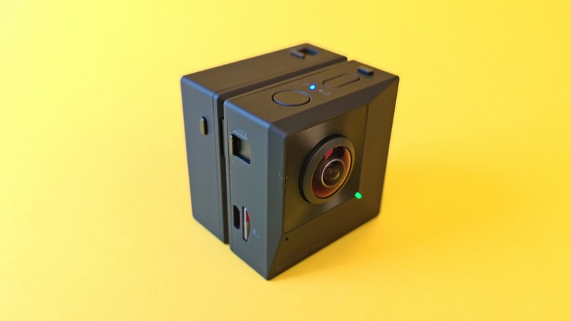 Die Evo im 360-Grad-Modus. Speicherkarteneinschub, Micro-USB-Slot, Sicherungsstifte und Funktionstaster sind erkennbar.