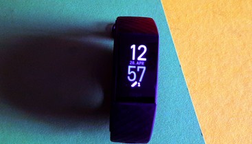Fitbit Charge im Test: Fitness-Tracker mit GPS Heise online