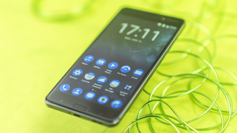 Das Design des Nokia 6 ist anders, als das der heutigen Smartphones.