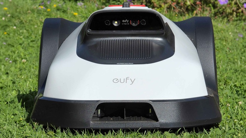 Der Eufy C15 navigiert ausschließlich mithilfe von Kameras, bietet eine Schnittbreite von 18 cm und ist für eine Rasenfläche bis 500 m² geeignet. Ideal für kleinere Stadtgärten, in denen ein RTK-Empfang meist problematisch ist.
