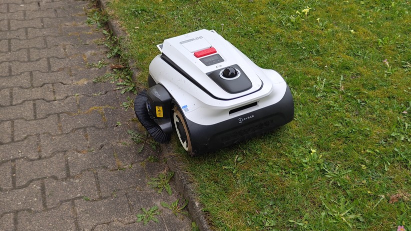 Der Trimmer funktioniert noch nicht perfekt. Aber nach zwei Durchläufen kann sich das Ergebnis sehen lassen. So wenig Nacharbeit an den Kanten bietet bislang kein anderer von uns getester Mähroboter.