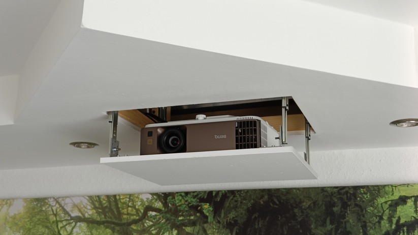 DIY Heimkino mit Beamerlift und Motorleinwand