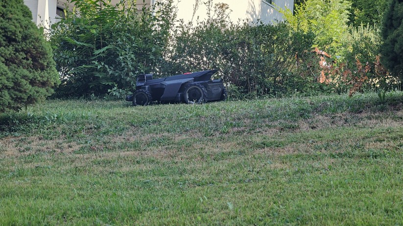 Segway Navimow X420: Großer und schwerer Allrad-Mähroboter mit RTK- und Kamera-Navigation für Rasenflächen bis 2000 m², 42 cm Schnittbreite, lenkbare Vorderräder, aber ohne Kantenschnittoptimierung.