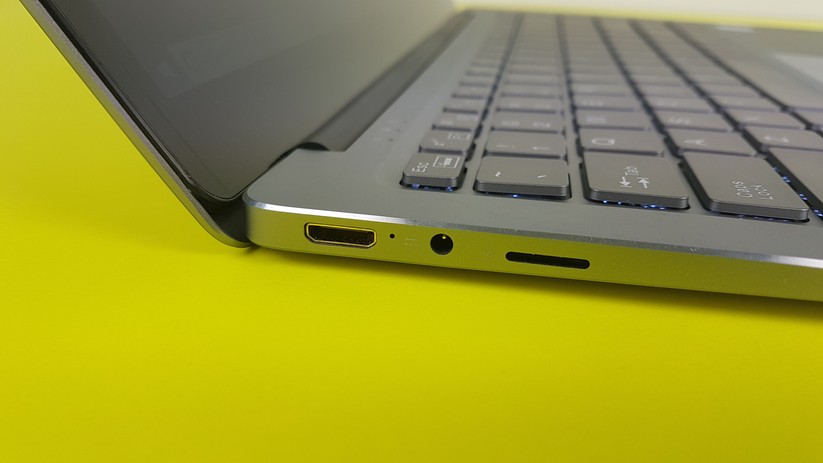 Auf der linke Seite des Laptops gibt es einen microSD-Kartenslot und einen Mikro-HDMI-Ausgang.
