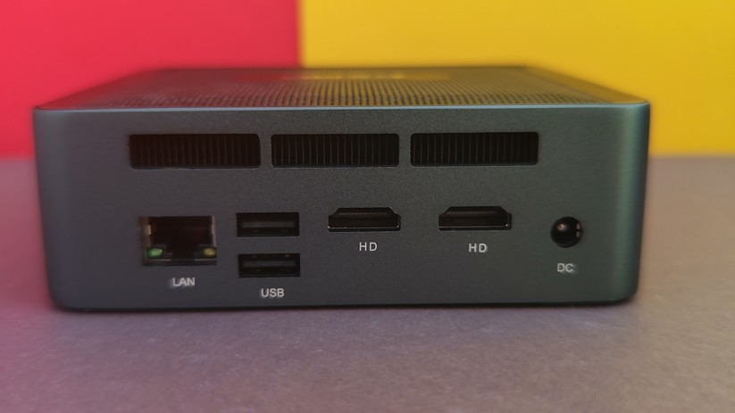 Mini-PC GXMO/Alliwava H56: Das Gehäuse ist einwandfrei verarbeitet. Sämtliche Schnittstellen sind leicht zugänglich und schließen bündig mit dem Gehäuse ab.