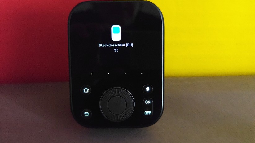 Anwender können mit dem Hub 3 Switchbot-Geräte über einen Touch-Bildschirm und einen Drehregler steuern. Der Hub integriert auch viele Infrarot-Fernbedienungen, sodass alte Geräte smart werden. Als Matter-Bridge kann er viele Geräte auch an andere Plattformen wie Apple Home und Home Assistant weiterreichen.