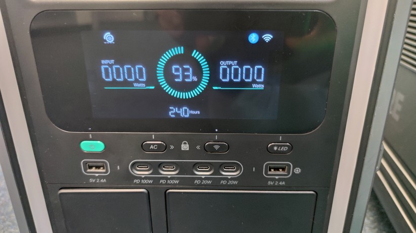 Zendure Superbase V6400: Ein Display an der Vorderseite informiert über alle relevanten Betriebsparameter.