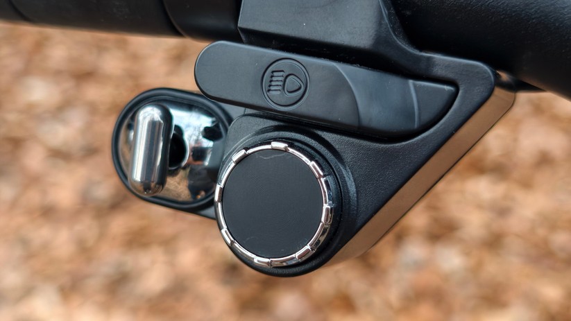 Der Kippschalter für den Blinker des Ausom L1.