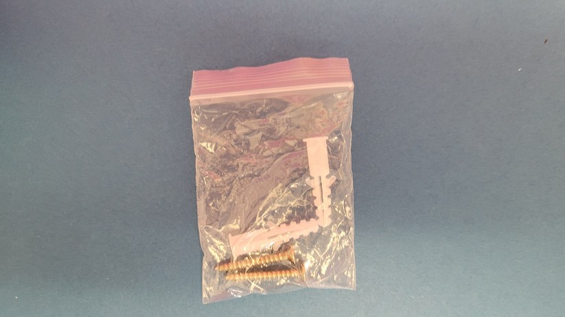 Schrauben mit passenden Dübeln gehören zum Lieferumfang.