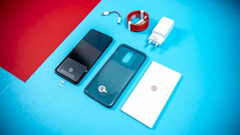 Lieferumfang des Oneplus 6T: Telefone, Ladekabel, Netzgerät, Case und mehr.