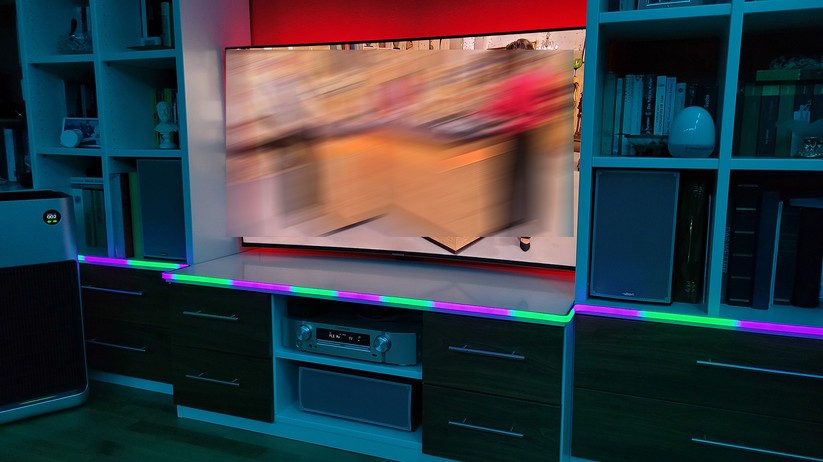 Govee RGBIC LED Neon Rope Lights for desks (H61C3): Der LED-Streifen ist unterteilt in 42 steuerbare Segmente, die mit unterschiedlichen Farben leuchten können. Mit 84 LEDs pro Meter, insgesamt sind es 252, bietet der LED-Streifen auch eine gute Helligkeit.