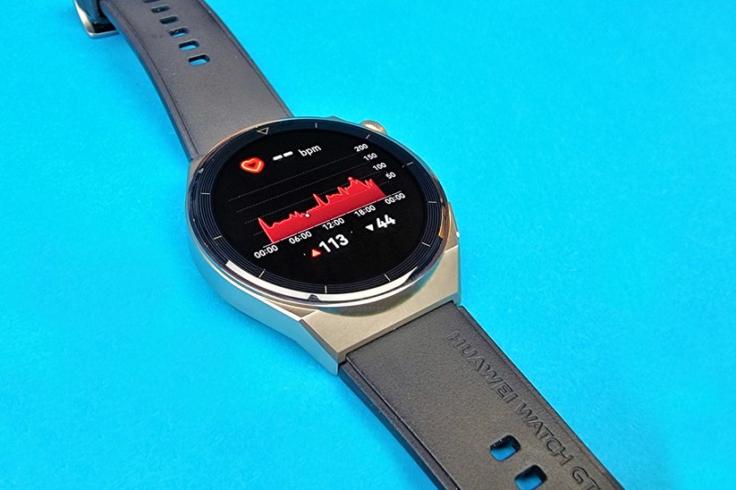  Die Smartwatch zeigt den Verlauf der Herzfrequenz über den kompletten Tag an.