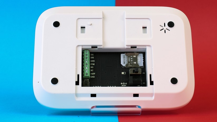 Die Alarmzentrale braucht Strom und eine SIM-Karte, um zu funktionieren. Ein Puffer-Akku zur Überbrückung von Stromausfällen ist eingebaut. Außerdem gibt es Kontaktklemmen, an die man weitere, kabelgebundene Sensoren anschließen kann.