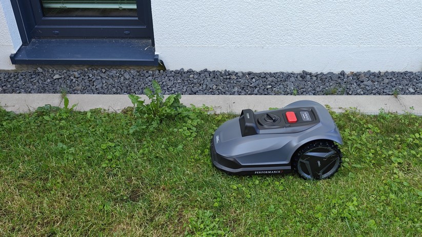 Natural Expression Performance 7: Kamerabasierter Mähroboter für Flächen bis 500 m² und einer Schnittbreite von 18 cm.