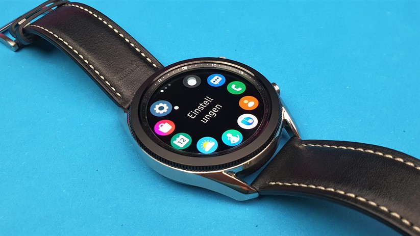 Das AMOLED-Display lässt sich auch von der Seite gut ablesen und punktet durch tiefes Schwarz und leuchtende Farben.