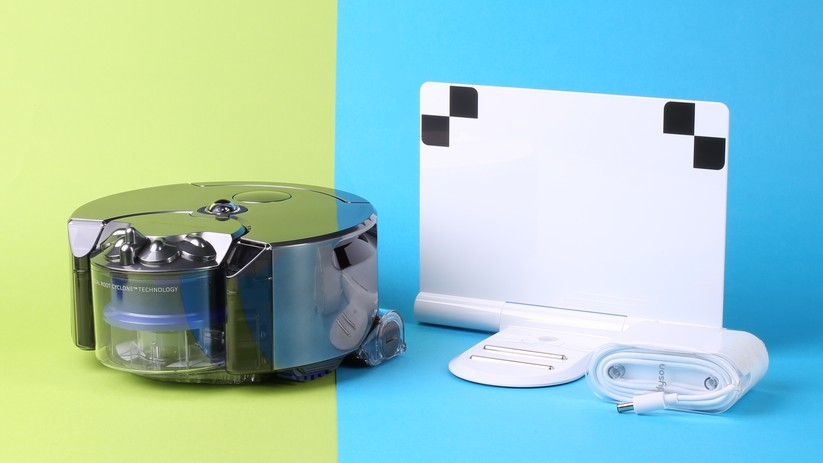 Der Lieferumfang beschränkt sich auf den Staubsauger, Ladestation und Netzteil.