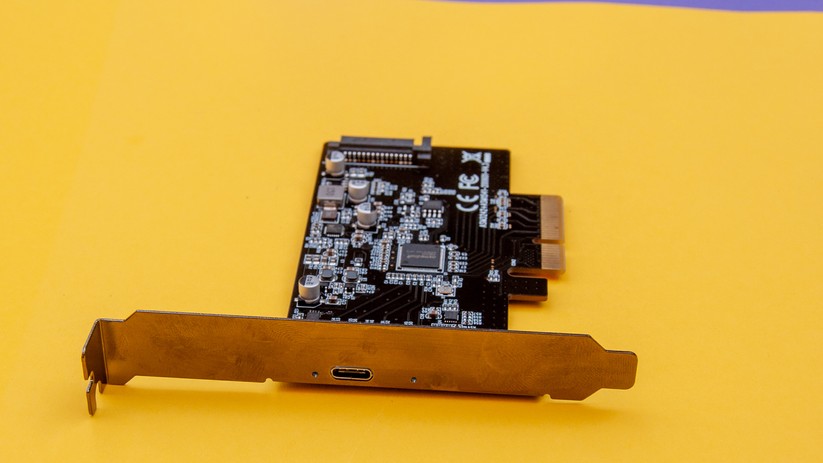 Mit solchen Karten lässt sich ein schneller USB-C-Anschluss nachrüsten. Auch er benötigt mindestens einen x4-PCIe-Slot und zudem Strom über einen 15-poligen Stecker, wie ihn etwa Festplatten nutzen. 