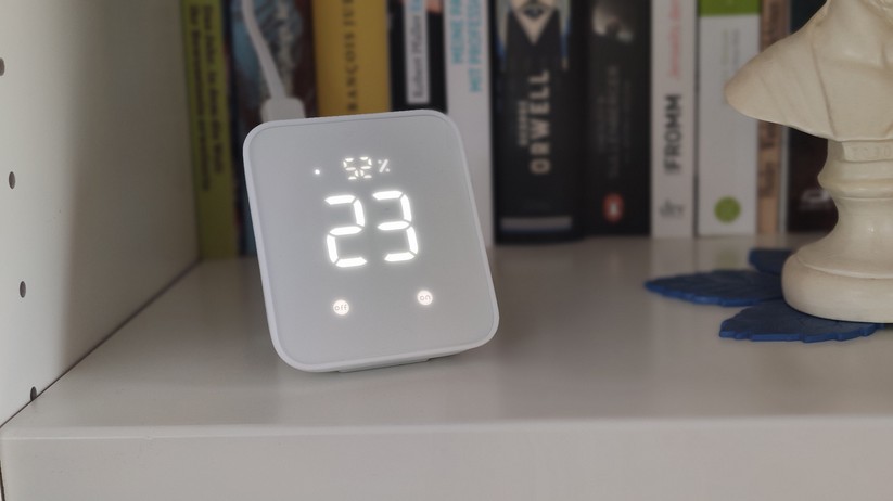 Switchbot 2 unterstützt nicht nur WLAN-, Bluetooth- und Infrarot-Geräte, sondern informiert dank eines in der Schweiz hergestellten Sensors auch über Temperatur und Luftfeuchte auf einem LED-Display an der Vorderseite des Geräts. Zusätzlich erfasst ein Lichtsensor die Helligkeit. Smart-Home-Anwender können die meisten Komponenten der Switchbot-Plattform auch mit anderen Smart-Home-Zentralen wie Samsung Smartthings und Homey Pro verwenden. Dank Matter-Support lässt sich der Hub 2 mit seinen Sensoren auch unter Apple Home verwenden. Das gilt allerdings nicht automatisch auch für daran angeschlossenen Komponenten. Das gelingt erst, wenn diese ebenfalls kompatibel zu Matter sind. Die Gardinensteuerung Switchbot Curtain ist allerdings schon mattertauglich, sodass sie auch unter Apple Home genutzt werden kann.