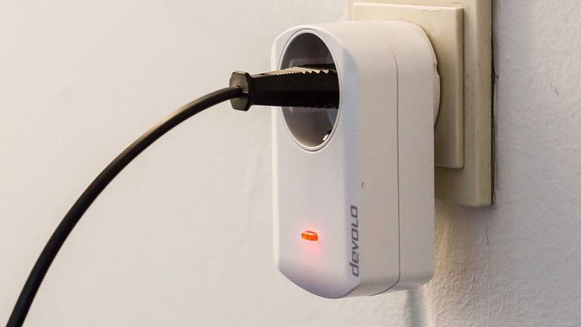 Der Zwischenstecker schaltet beliebige Verbraucher wie eine Kaffeemaschine oder eine Stehlampe und misst den Energieverbrauch. 