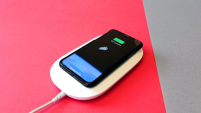 Das Sandisk Ixpand lädt das iPhone und sichert die Inhalte auf den internen Speicher. 