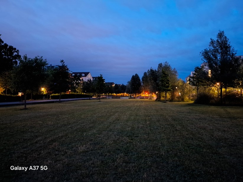 Foto bei Dunkelheit mit Straßenlaternen
