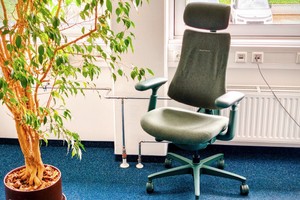Libernovo Omni im Test: Premium-Bürostuhl mit motorisierter Wirbelsäulenmassage