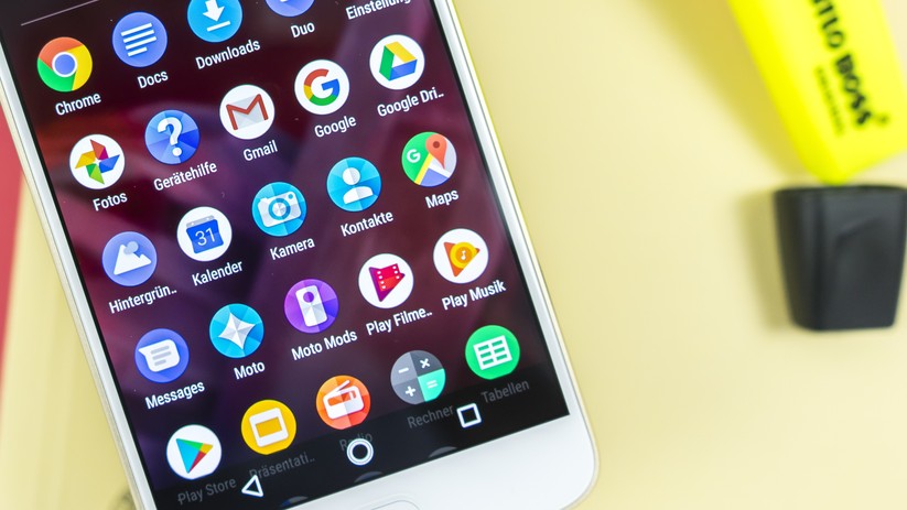 Das Display des Moto Z2 Play hat eine Größe von 5,5 Zoll in der Diagonale. Es ist ein Super AMOLED mit großartigen Farben, aber einer normaler Helligkeit.